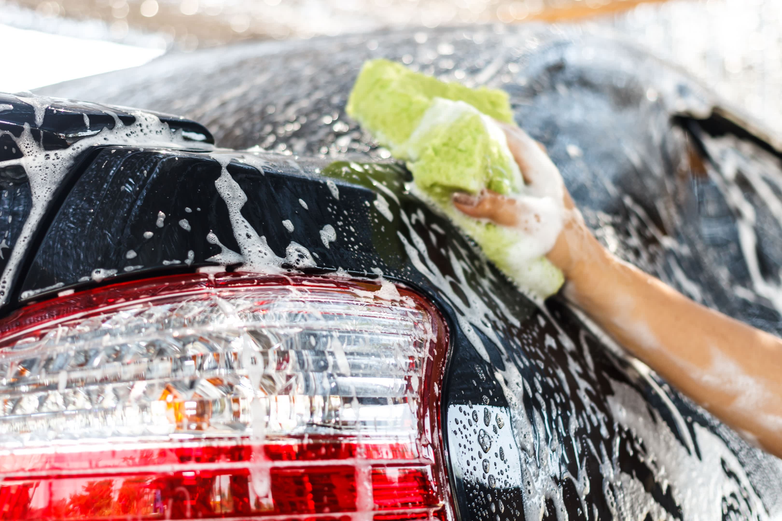 Чем нельзя мыть автомобиль: главные ошибки водителей