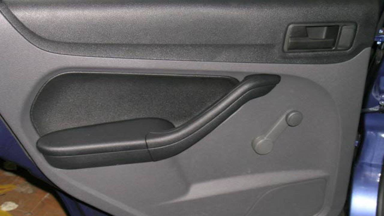 Снять обшивку задней двери форд фокус. Снятие обшивки двери Форд фокус 2. Ford Focus 2 задняя дверь. Ford Focus 2 карта задней двери. Дверь без обшивки Форд фокус 2.