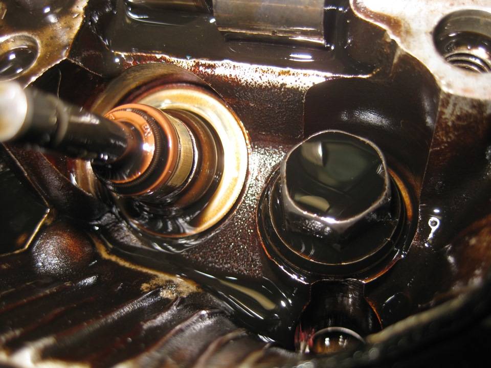 Двигатель стал дымить. что проверять маслосъемные колпачки или кольца?