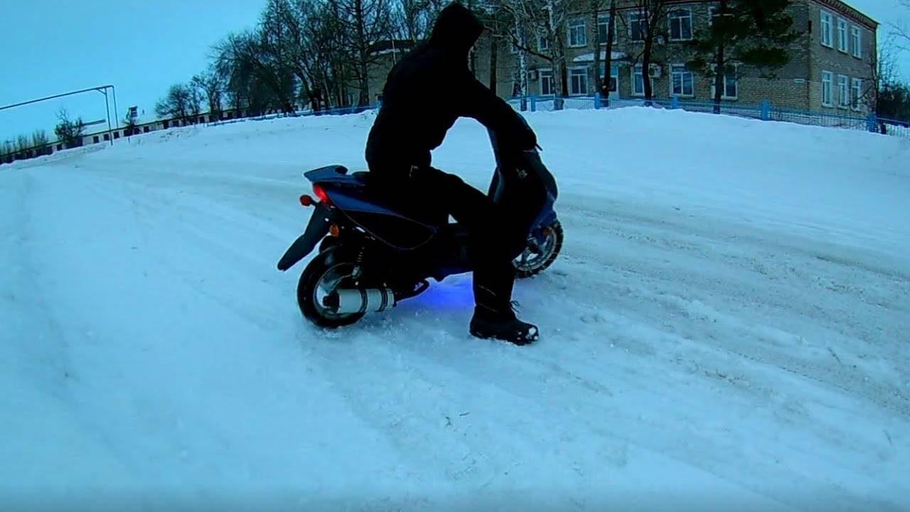Как правильно подготовить скутер к зимовке в холодном гараже