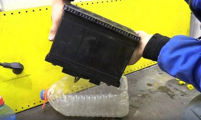 Можно ли промыть аккумулятор обычной водой. как промыть аккумулятор и заменить электролит