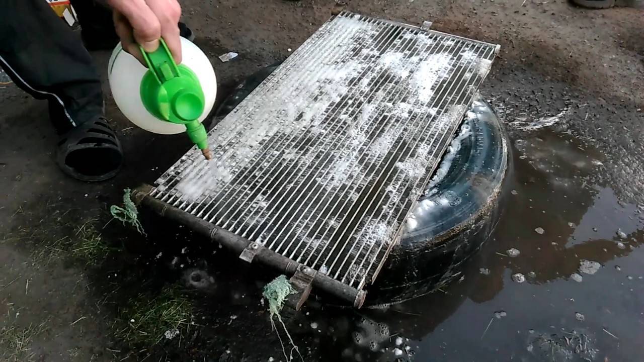 Как очистить автомобильный радиатор снаружи?