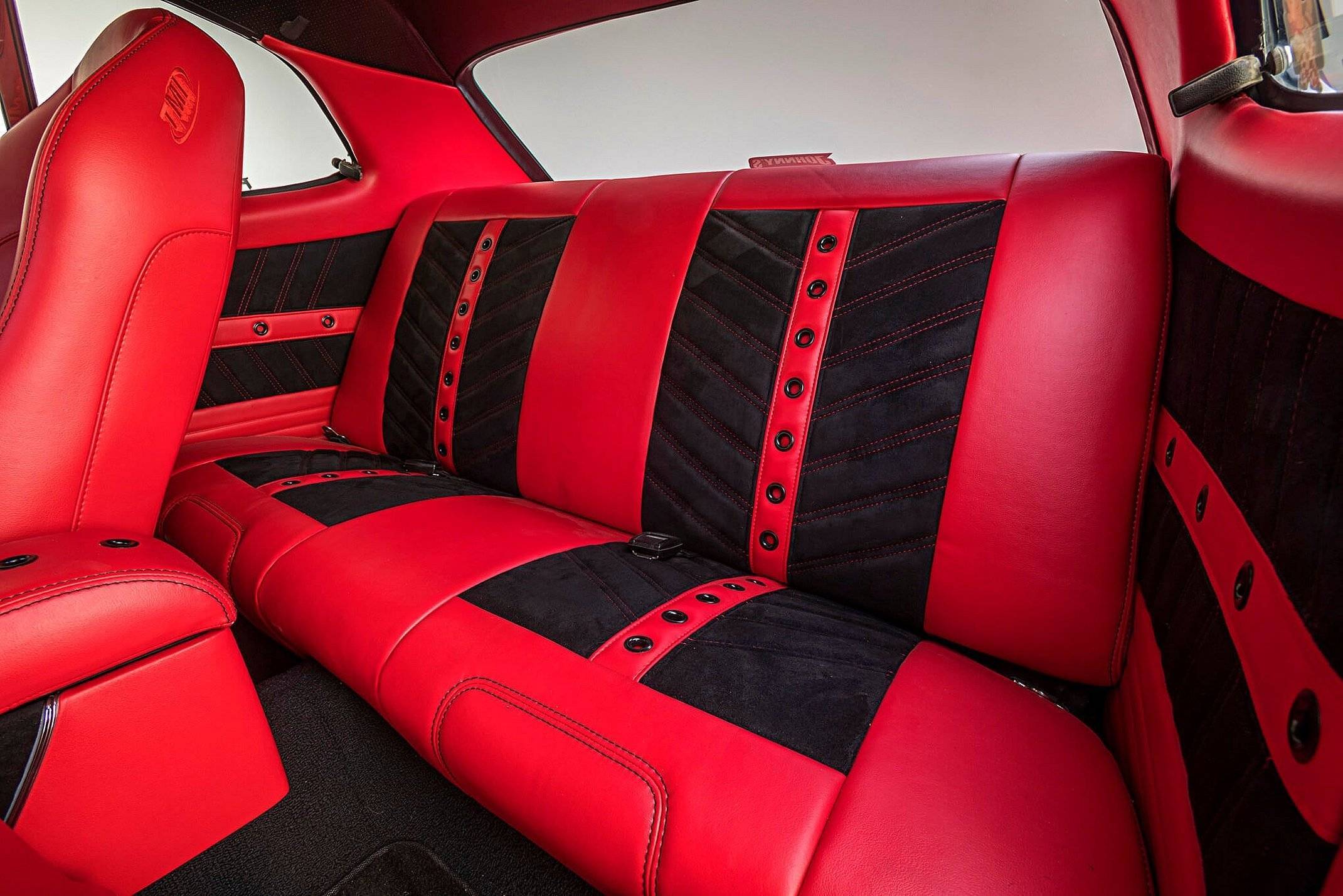 Тюнинг салона автомобиля – как создать уют в машине?
