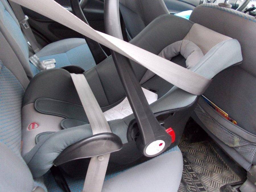 Как делается правильное крепление детского кресла в автомобиле