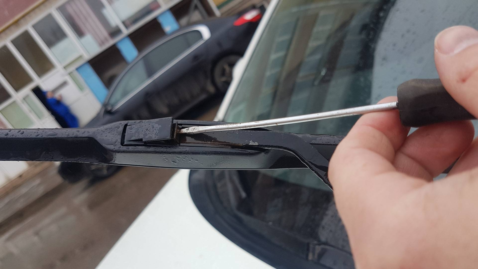 Как снять и заменить дворники на автомобиле: инструкция, типы креплений стеклоочистителей на машине